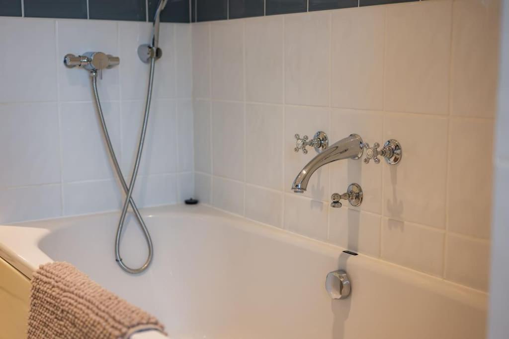 5bed Hse With Indoor Pool And Parking Apartemen *