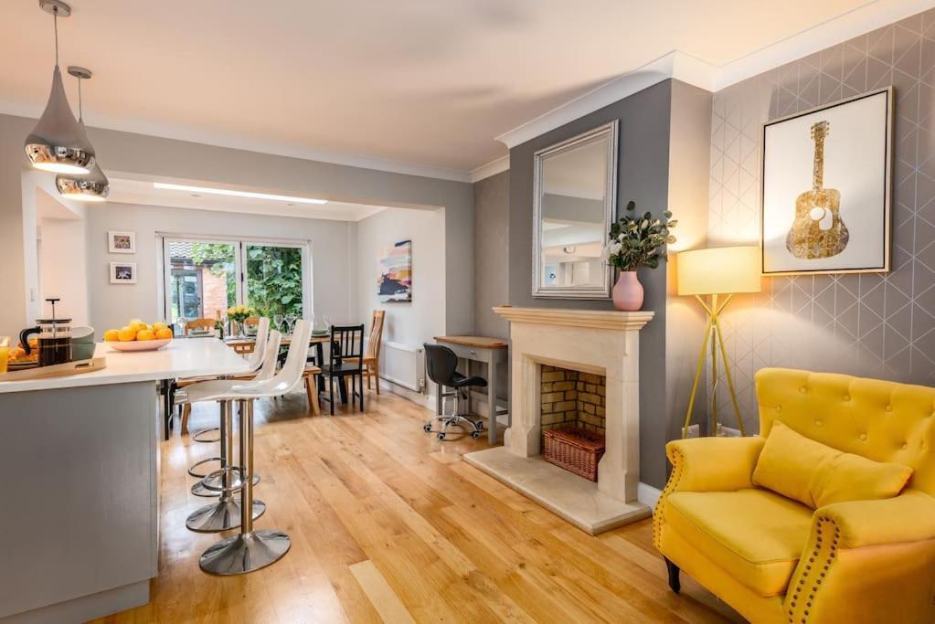 5bed Hse With Indoor Pool And Parking *