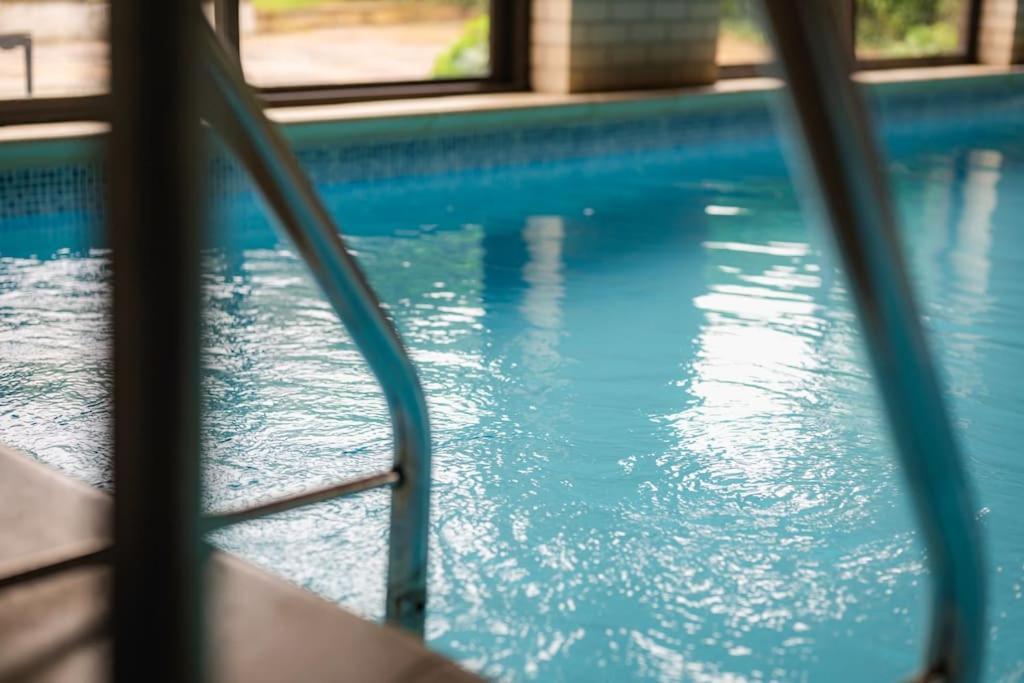 5bed Hse With Indoor Pool And Parking Apartemen