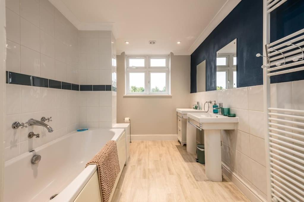 5bed Hse With Indoor Pool And Parking