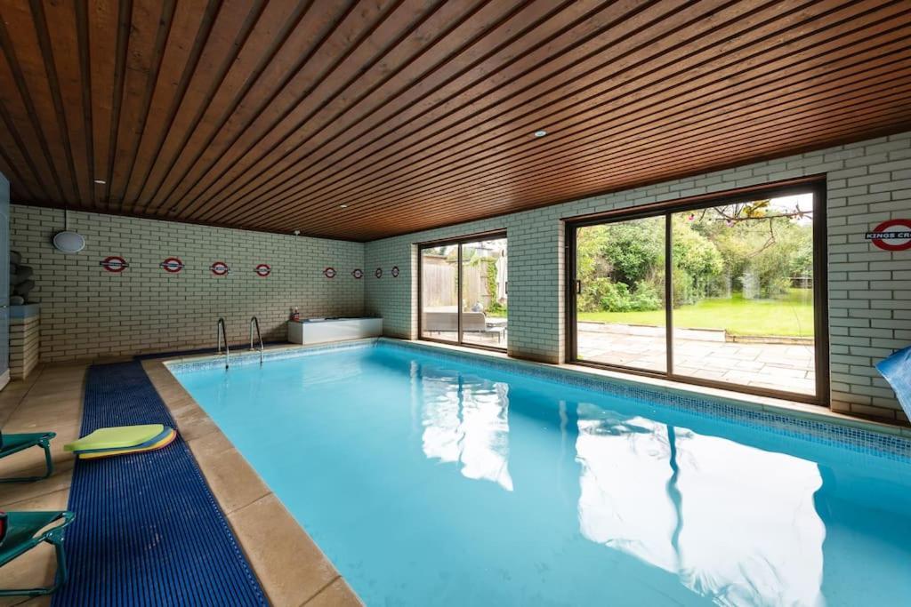 5bed Hse With Indoor Pool And Parking Apartemen