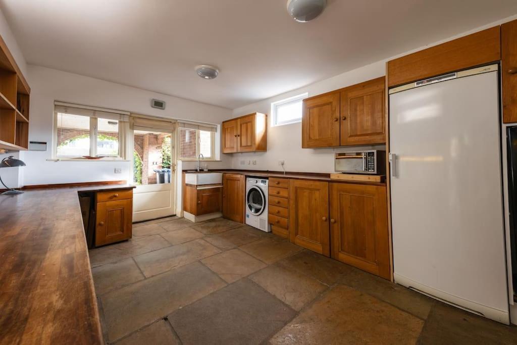 5bed Hse With Indoor Pool And Parking