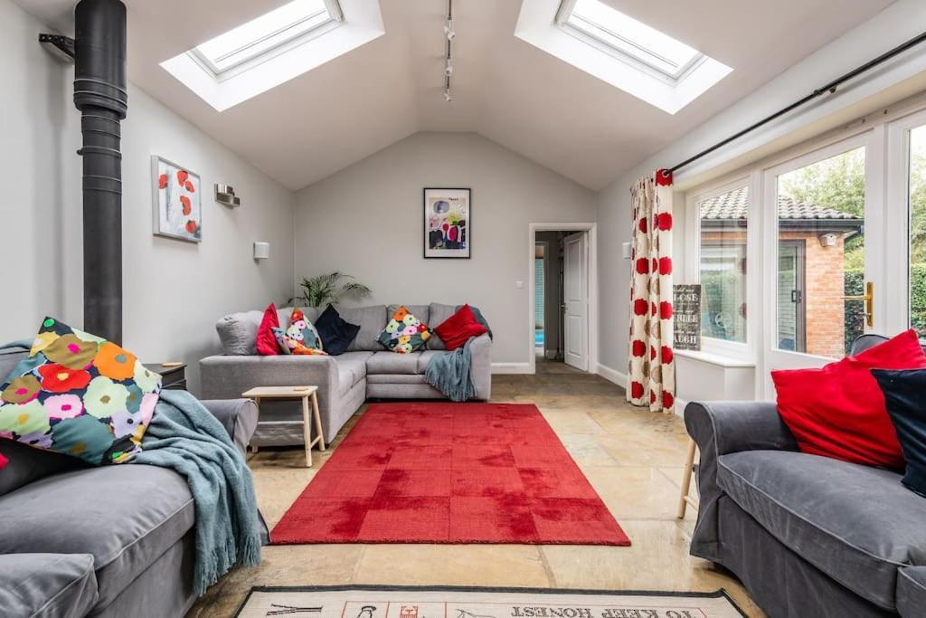 5bed Hse With Indoor Pool And Parking